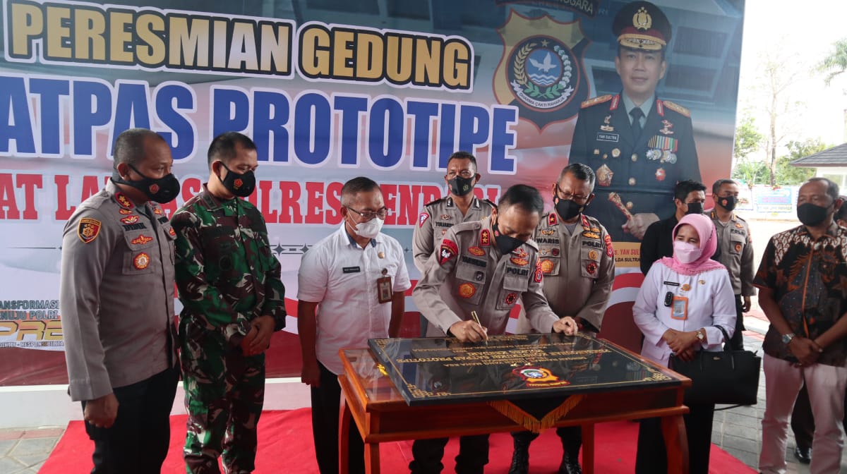 Kapolda Sultra, Irjen Pol Yan Sultra ketika menandatangani prasasti peresmian gedung Satpas Polres Kendari. Foto: Humas Polres Kendari