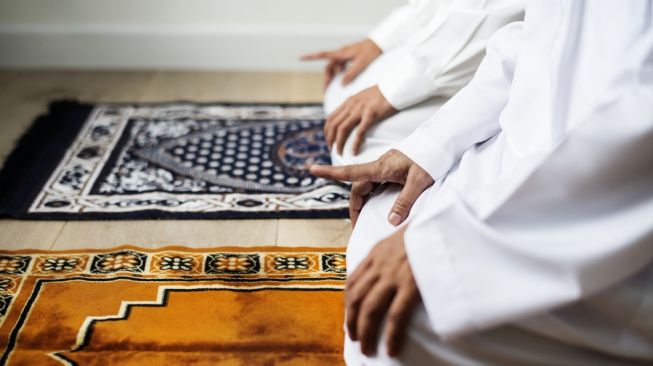 Beribadah bukan karena mengharap ridha Allah tetapi mengharapkan pujian dari manusia, adalah bentuk syirik kecil yang membuat ibadah serta kebaikan yang dilakukan tidak bernilai di hadapan Allah. Foto: Repro Suara.com 