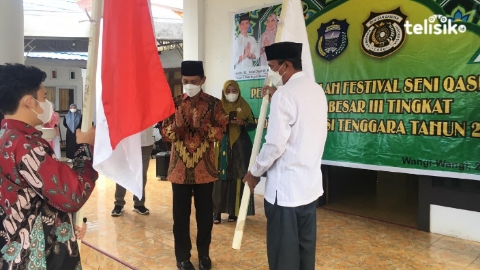 Pelepasan kafilah Wakatobi yang akan mengikuti Festival Seni Qasidah (FSQ) tingkat Provinsi Sultra oleh Bupati Wakatobi Haliana. Foto: Boy/Telisik