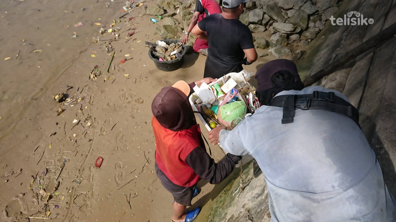 Pihak DLH Kota Kendari sedang melakukan pembersihan sampah plastik di Teluk Kendari, Foto: Raznawati/Telisik