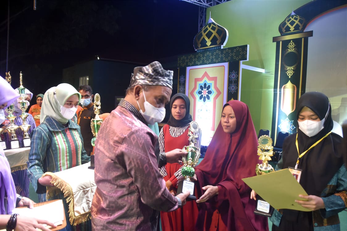 Penyerahan piala kepada para juara festival seni dan qasidah tingkat Provinsi Sultra di Butur. Foto: Ist.