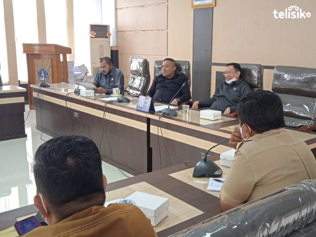 Komisi III DPRD Kota Kendari saat gelar Rapat Dengar Pendapat terkait dugaan pelanggaran RTRW oleh PT. Primastian Metal Pratama. Foto: Apriliana Suriyanti/Telisik