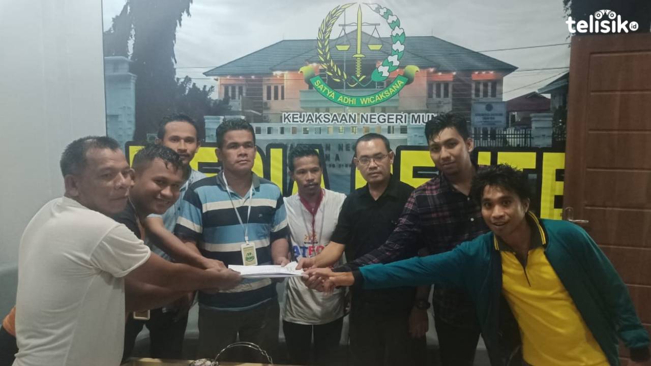Kasi Intel Kejari Muna, Fery Febrianto menerima laporan dari AMLM. Foto: Sunaryo/Telisik