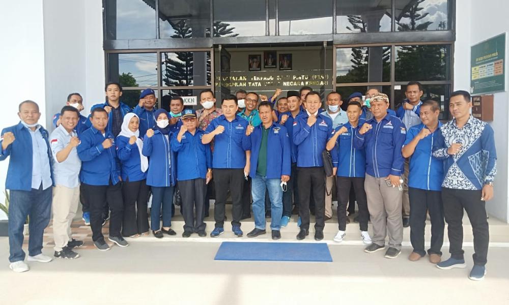Rombongan anggota Demokrat Sultra saat menyambangi PTUN Kendari. Foto: Ist