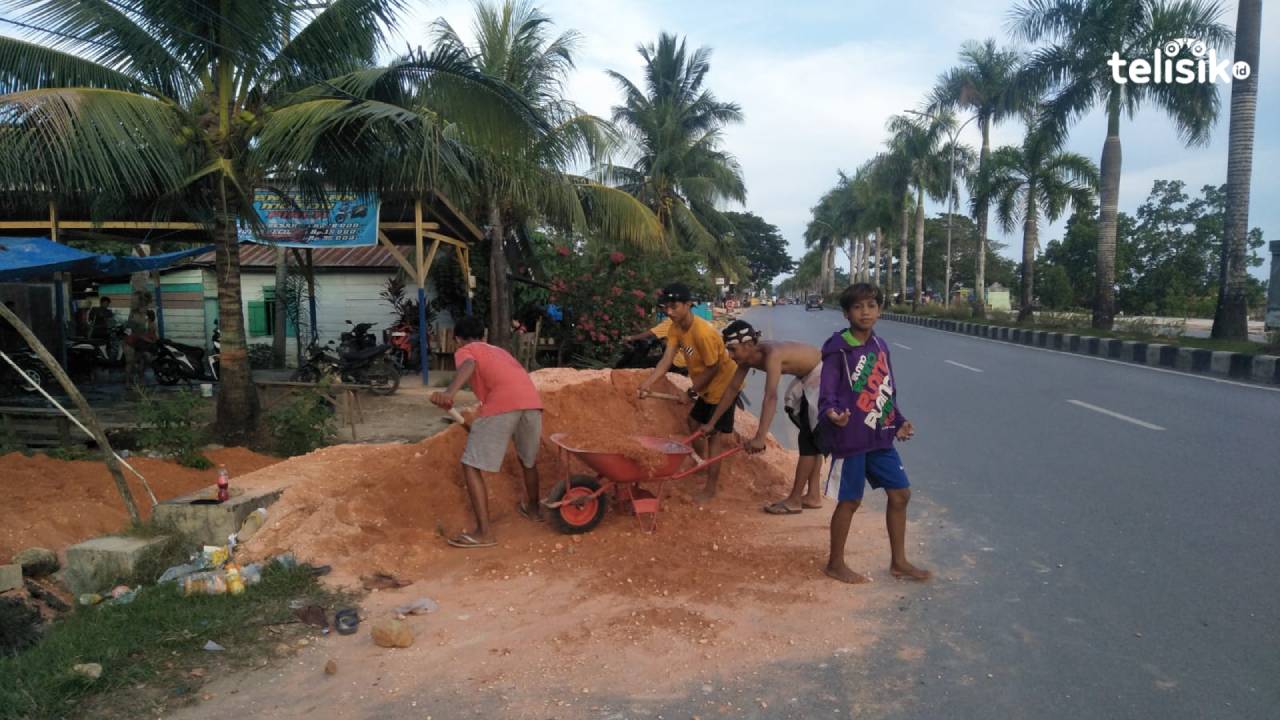 Beberapa warga sedang membuat kafe lesehan. Foto: Thamrin Dalby/Telisik