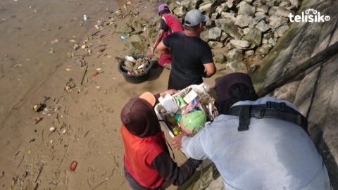 Petugas Dinas Lingkungan Hidup dan Kehutanan Kota Kendari membersihkan sampah di Teluk Kendari. Foto: Raznawati/Telisik
