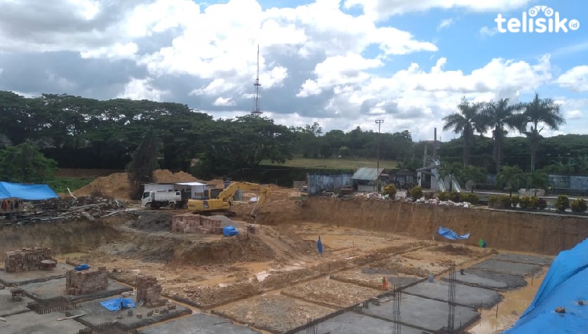 Pengerjaan renovasi kolam renang KONI berstandar olimpiade. Foto: Ibnu/ Telisik