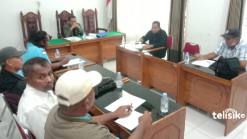 Karyawan PT Putra Global Maju mengadukan PT Dharma Indah di DPRD. Foto: Sunaryo/Telisik