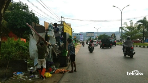 Tampak petugas kebersihan sedang melakukan pengangkutan sampah. Foto: Dok. Telisik