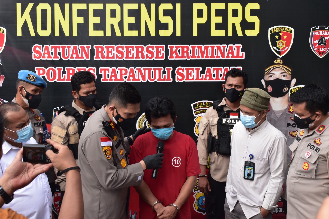 Pelaku ketika diinterogasi petugas kepolisian. Foto: Humas Polres Tapsel