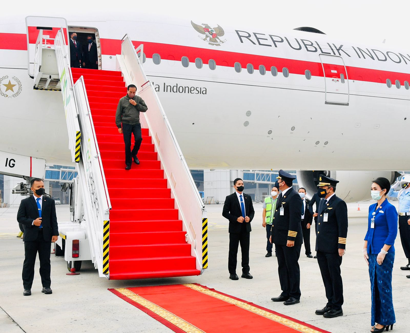 Presiden Jokowi tiba di Indonesia, Jumat (05/11/2021) tanpa penyambutan pejabat, tapi hanya disambut oleh para crew penerbangan. Foto: Setpres