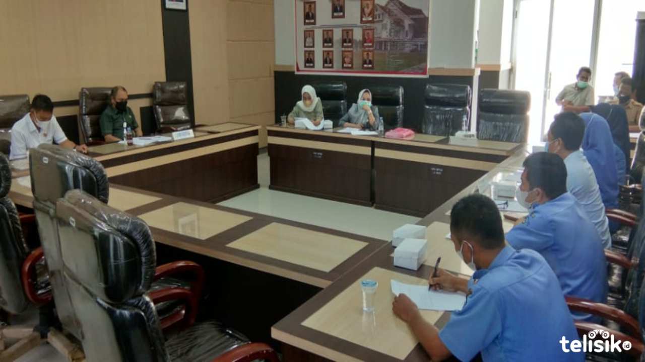 Komisi II DPRD Kendari saat melakukan hearing dengan managemen PDAM Tirta Anoa. Foto: Kardin/Telisik