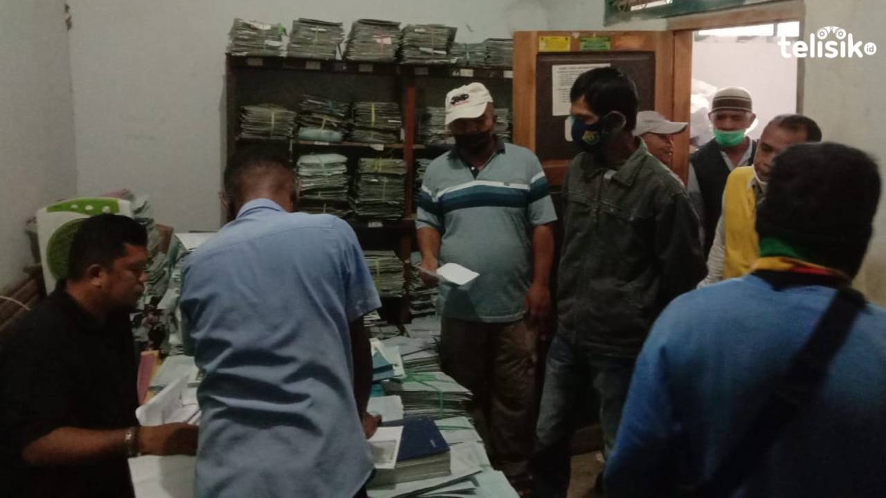 Proses pendaftaran berkas kendaraan di Samsat Muna. Foto: Sunaryo/Telisik
