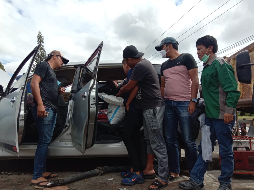 Pelaku ketika diamankan petugas kepolisian bersama dengan barang buktinya. Foto: Humas BBKSDA Sumut