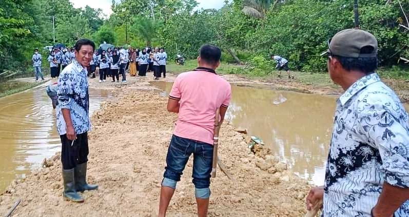 Nampak puluhan guru tengah memperbaiki jalan rusak di Kecamatan Parigi Kabupaten Muna. Foto: Ist