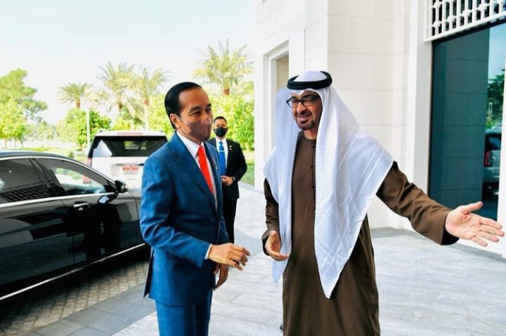 Presiden Jokowi saat tiba di Istana Al-Shatie, Abu Dhabi, Persatuan Emirat Arab, untuk melakukan pertemuan bilateral dengan Pangeran Mohamed bin Zayed Al Nahyan, Putra Mahkota Abu Dhabi. Foto: IG Jokowi.