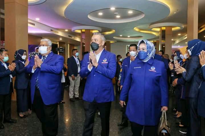Ketua DPW NasDem Sultra, Ali Mazi (kiri), bersama Waketum DPP, Ahmad Ali (tengah) dan Anggota DPR RI F-NasDem, Tina Nur Alam saat Rakorwil NasDem September 2021. Foto: Repro Facebook Tina Nur Alam.