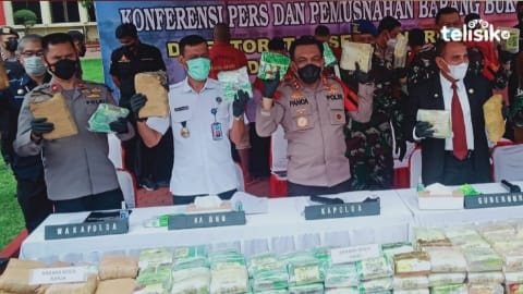 Kapolda Sumut, Irjen Pol Panca bersama Wakapolda, Brigjen Pol Dadang dengan Gubernur Sumut Edy Rahmayadi dan Kepala BNNP Sumut Brigjen Pol Toga Habinsaran ketika menggelar konferensi pers. Foto: Reza Fahlefy/Telisik