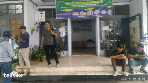 Suasana di kantor PU Baubau. Terlihat, sejumlah pihak perusahaan yang hendak melakukan tandatangan kontrak. Foto: Dheny/Telisik