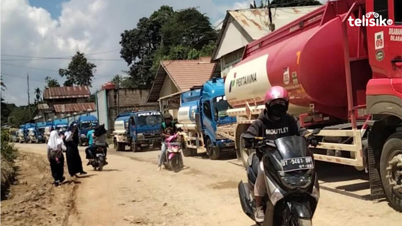 Puluhan mobil tangki BBM tak bisa menuju Depot Pertamina akibat blokade jalan. Foto: Andi May/Telisik