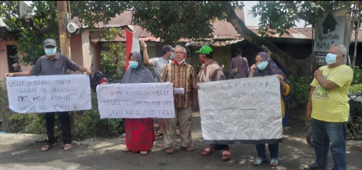 Pensiunan PTPN II dan keluarganya ketika melakukan aksi. Foto: Dokumen LBH Medan