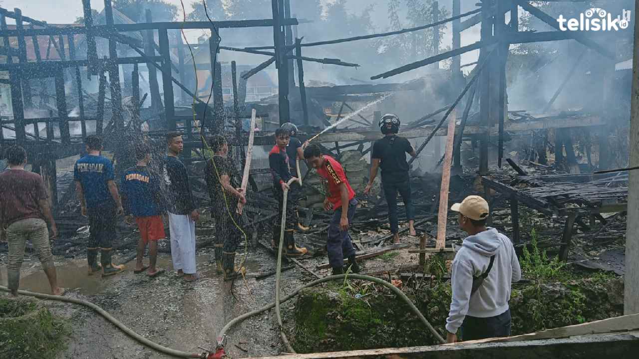 Proses pemadaman kebakaran 1 unit rumah di Kelurahan Lamangga, Kota Baubau. Foto: Iradat Kurniawan/Telisik