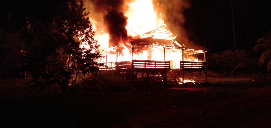 Rumah warga di Desa Lasalimu Pantai, Kabupaten Buton dibakar gegara sengketa lahan. Foto: Ist.