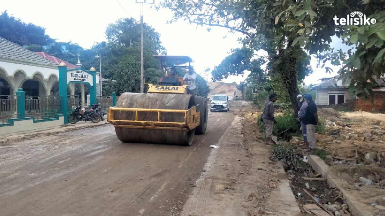 Alat berat mulai dikerahkan untuk perbaikan jalan yang sempat diblokir warga. Foto: Andi May/Telisik