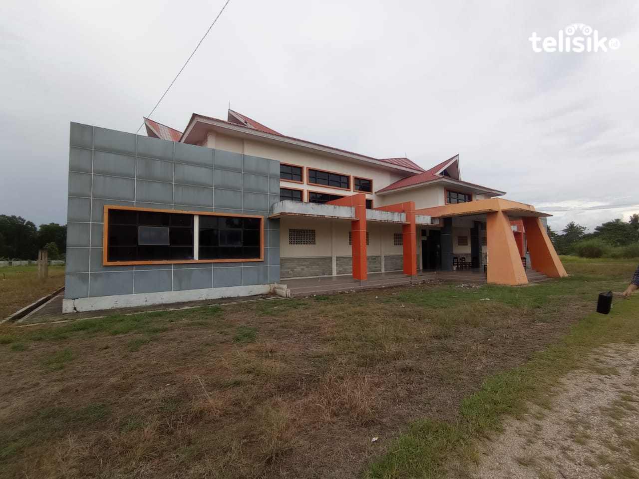 Tampak luar gedung olahraga SKO. Foto: Musdar/Telisik