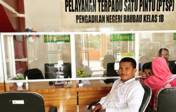 Kuasa Hukum PT Putra Nanggroe Aceh, Agung Widodo SH Saat mendaftar di PTUN. Foto: Ist.