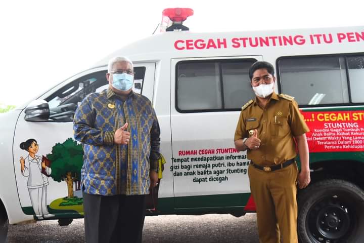 Gubernur Sultra bersama Bupati Buton saat penyerahan mobil operasional. Foto: Ist.