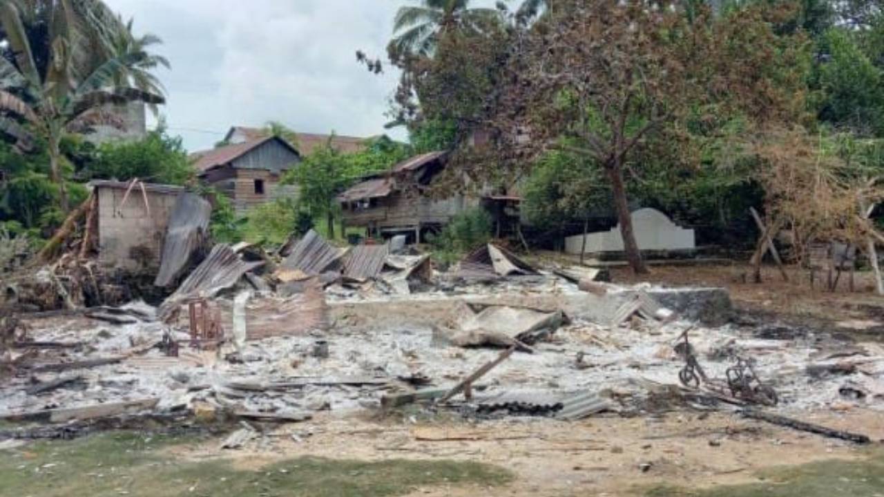 Rumah milik warga yang dibakar. Foto: Ist.
