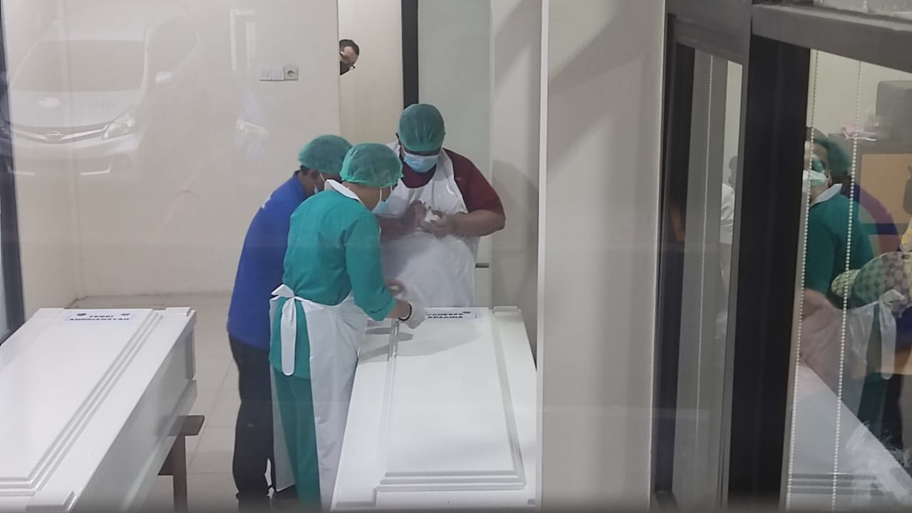 Peti jenazah berisikan jenazah Vanessa Angel dan suami di Rumah Sakit Bhayangkara. Foto: Ist.