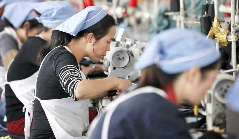 Para tenaga kerja di sebuah perusahaan. Foto: smartpresence.id