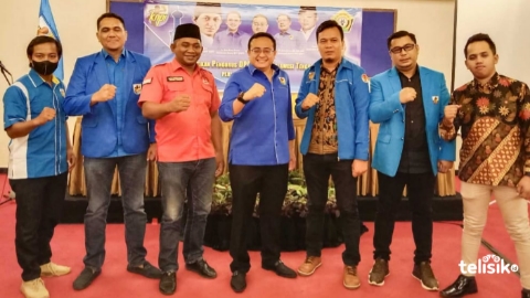 Ketua DPP KNPI, Raden Andreas Nandiwardana (tengah) bersama Ketua DPD KNPI Sultra, Hendrawan Sumus Gia (kedua dari kiri) bersama para pengurus. Foto: Kardin/Telisik