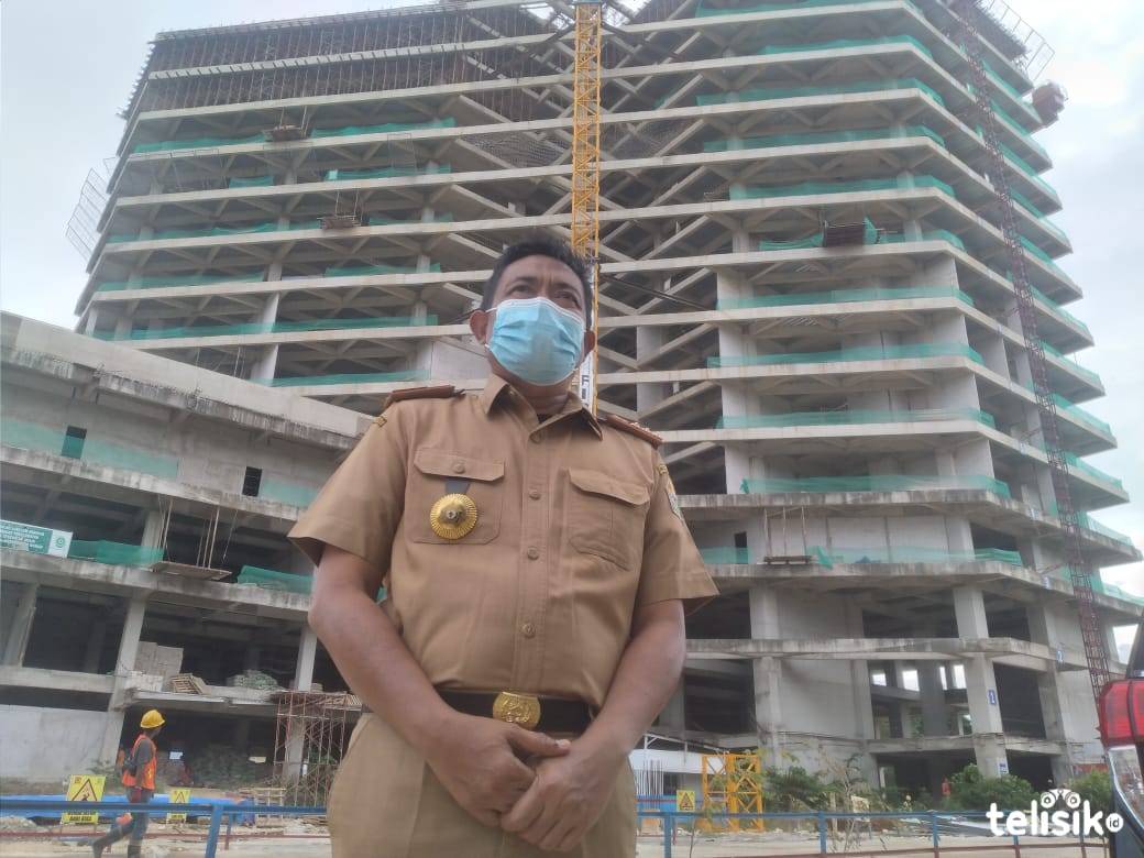 Kepala Dinas Cipta Karya, Bina Konstruksi dan Tata ruang Sultra, Pahri Yamsul saat ditemui di proyek pembangunan RS Jantung Sultra. Foto: Ibnu/Telisik