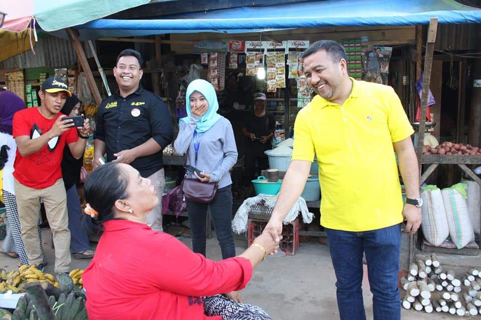 Aksan Jaya Putra (kanan) saat menyambangi warga Kota Kendari 2019 lalu. Foto: Ist.