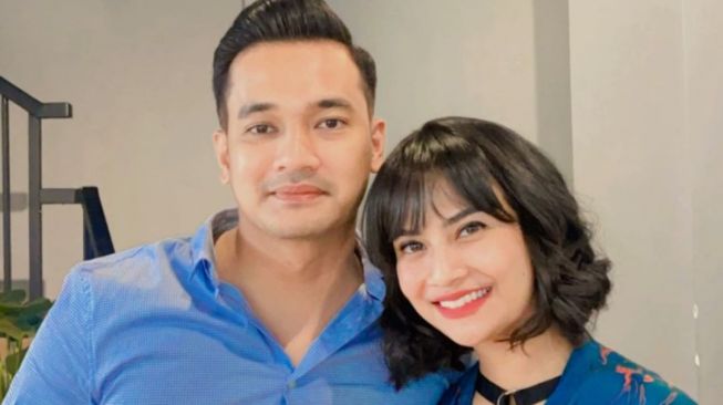 Artis tanah air, Vanessa Angel dan sang suami. Foto: Repro Suara.com