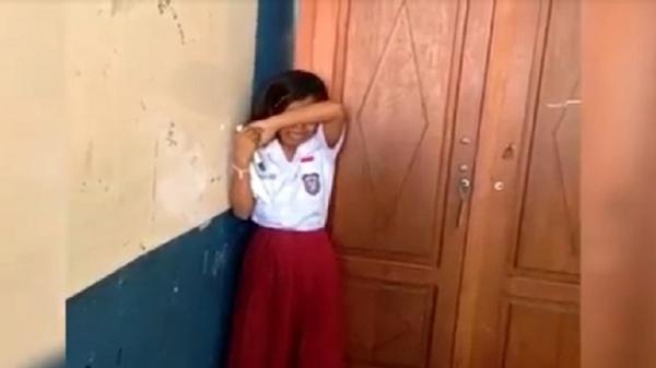 Siswi SD Negeri 4 Baubau menangis di depan kelas karena dibully oleh gurunya sendiri. Foto: Ist.