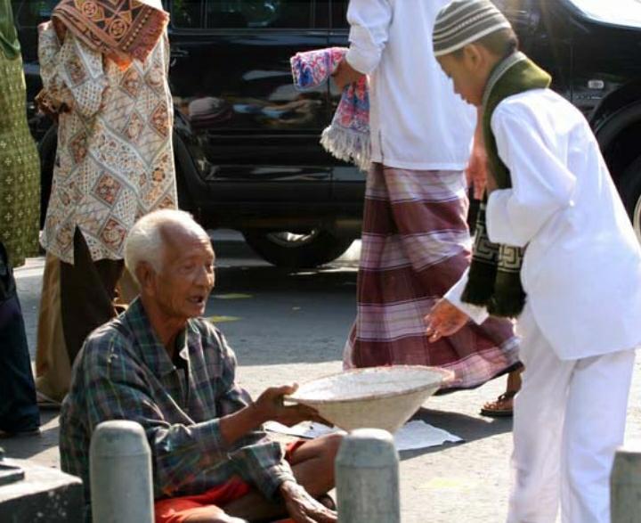 Sedekah merupakan amalan yang dicintai Allah SWT. Foto: Repro artikula.co.id
