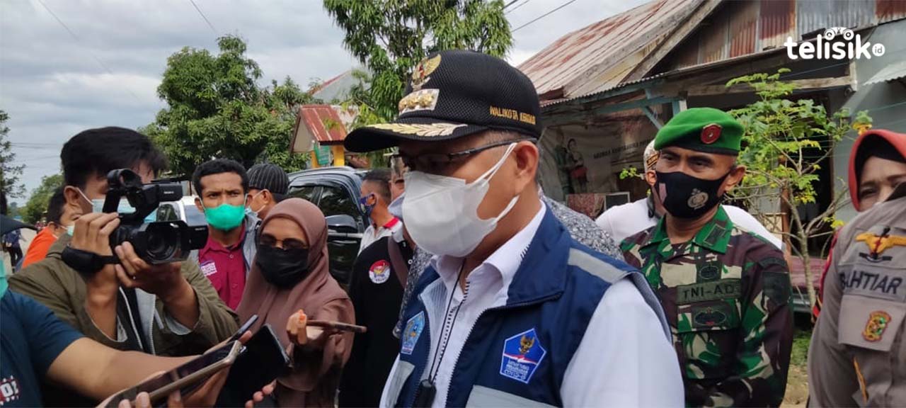 Wali Kota Kendari, Sulkarnain saat diwawancarai awak media. Foto: Andi May/Telisik