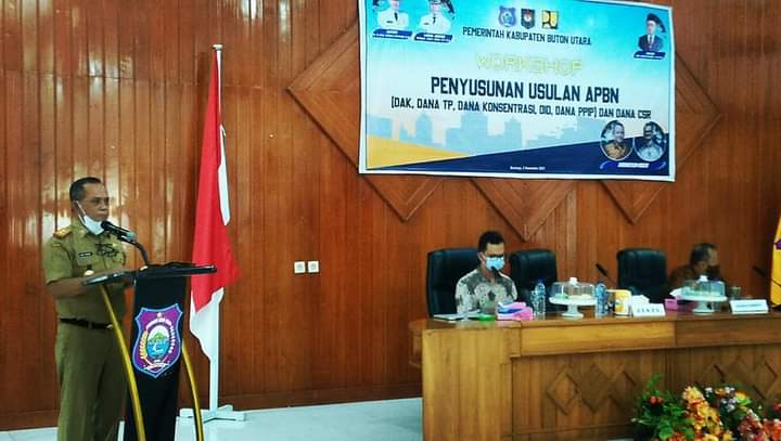Sekda Buton Utara, Muhammad Hardhy Muslim saat memberi sambutan di aula Bappeda. Foto: Protokol Setda Buton Utara