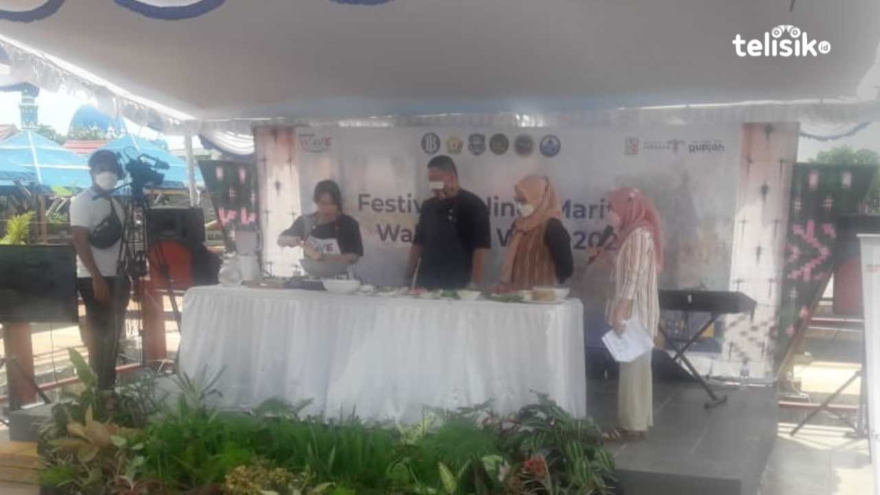 Chef Marinka ditemani Wakil Bupati Wakatobi, Ilmiati Daud saat memasak ikan Parende dalam Festival Kuliner Maritim. Foto: Boy/Telisik