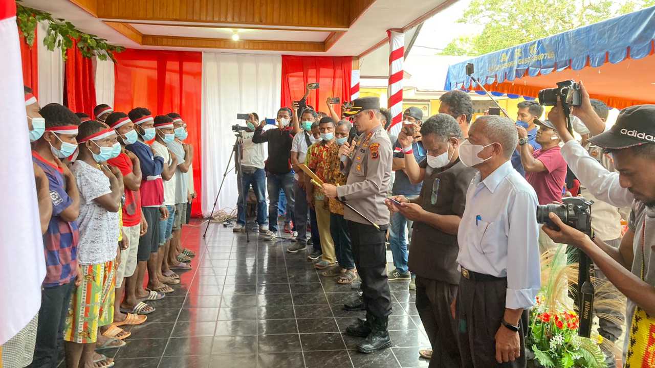 Polres Kepulauan Yapen saat menerima KKB Papua dari Kampung Ambaidiru, Distrik Kosiwo, Kepulauan Yapen untuk menyerahkan diri ke pangkuan NKRI. Foto: Ist.