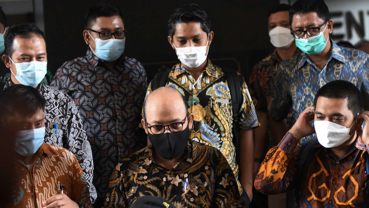 Mantan penyidik KPK Novel Baswedan (tengah) memberikan keterangan kepada wartawan di Gedung Transnational Crime Center (TNCC) Mabes Polri, Jakarta. Foto: Repro Antara