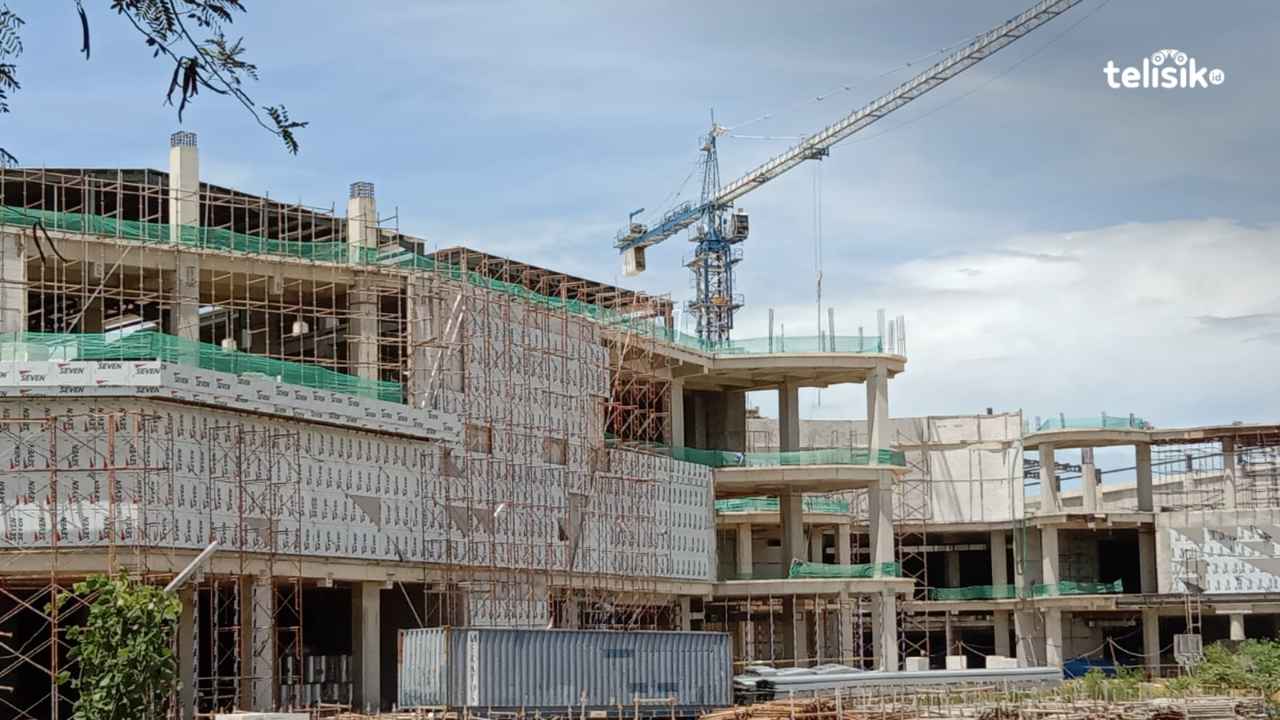 Gedung The Park Mall Kendari yang sementara pengerjaan. Foto: Musdar/Telisik