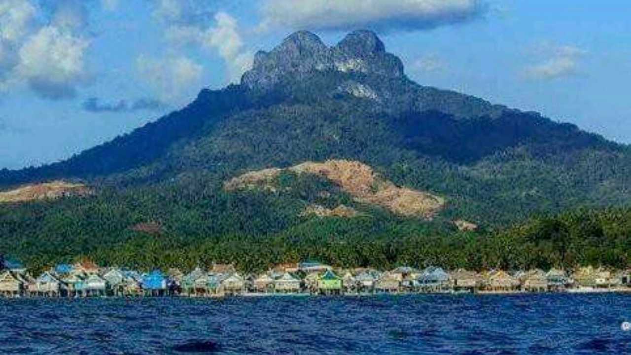 Gunung Batu Sangia dilihat dari Laut Kabaena. Foto: Istimewa