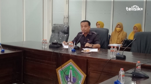 Ketua DPRD Kolut, Buhari, S.Kel.,M.Si saat memimpin RDP Polemik Proyek Pengaspalan dan Peningkatan Jalan di Kolut. Foto: Muh. Risal H/Telisik