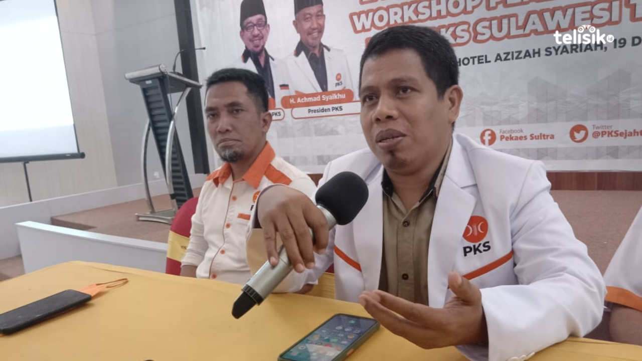 Ketua DPW PKS Yaudu Salam Ajo saat diwawancarai awak media usai launching pencalegan dini pada 19 Desember 2021 di Kendari. Foto: Musdar/Telisik