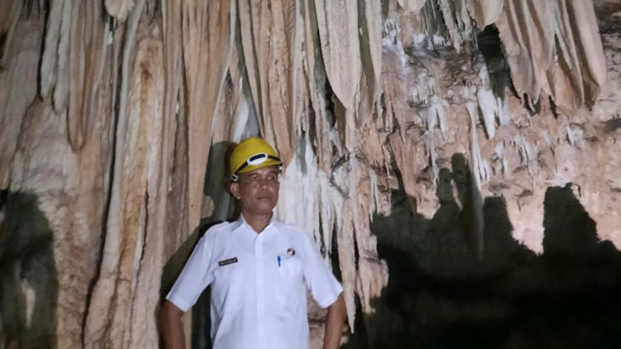 Kepala Dinas Pariwisata Buteng, Wujudin, saat memasuki salah satu gua di Buteng. Foto: Dispar Buteng